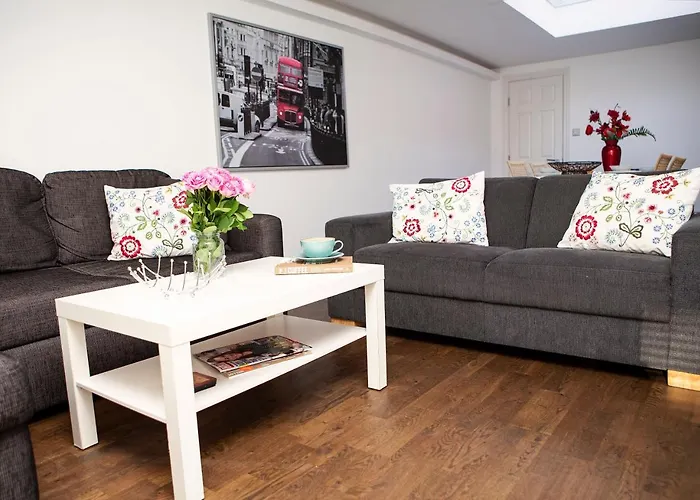 Apt 3, Trafalgar Sq (Duplex, 3rd&4th flr)