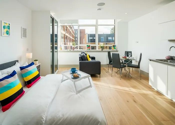Modern London City Apartment - Victoria Line