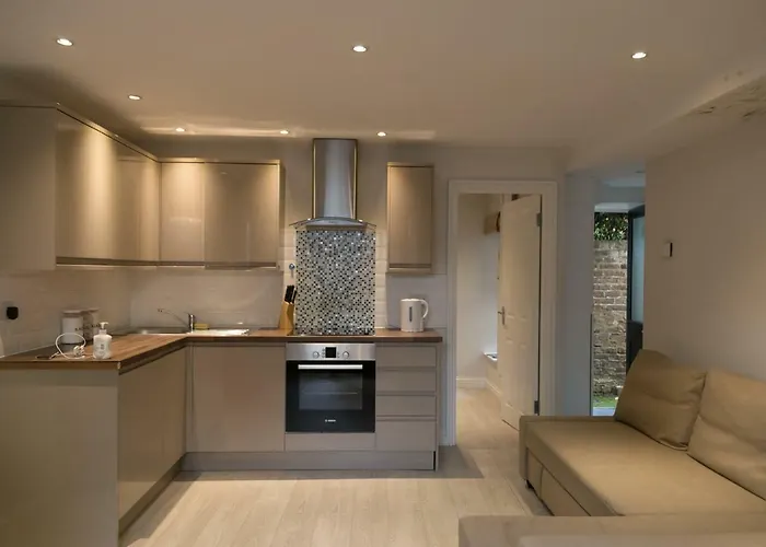 Modern Basement Flat With Garden