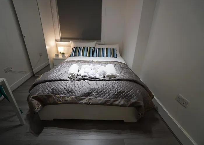 London Queen\'s Park Apartment