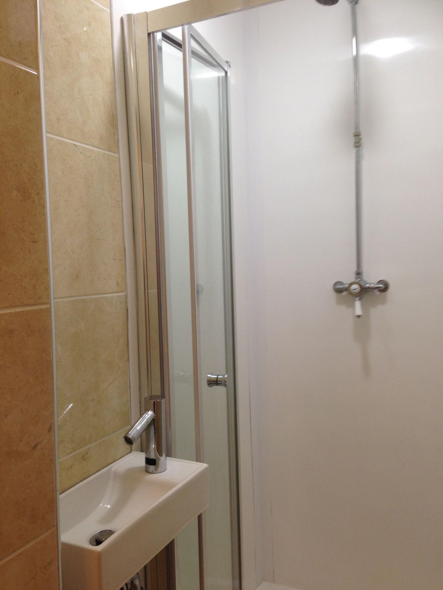 Hostel Onefam Waterloo 18-36 Years Old *