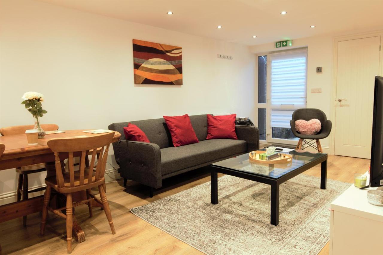 Stylish 2 Bedroom In The Heart Of Greenwich Apartment