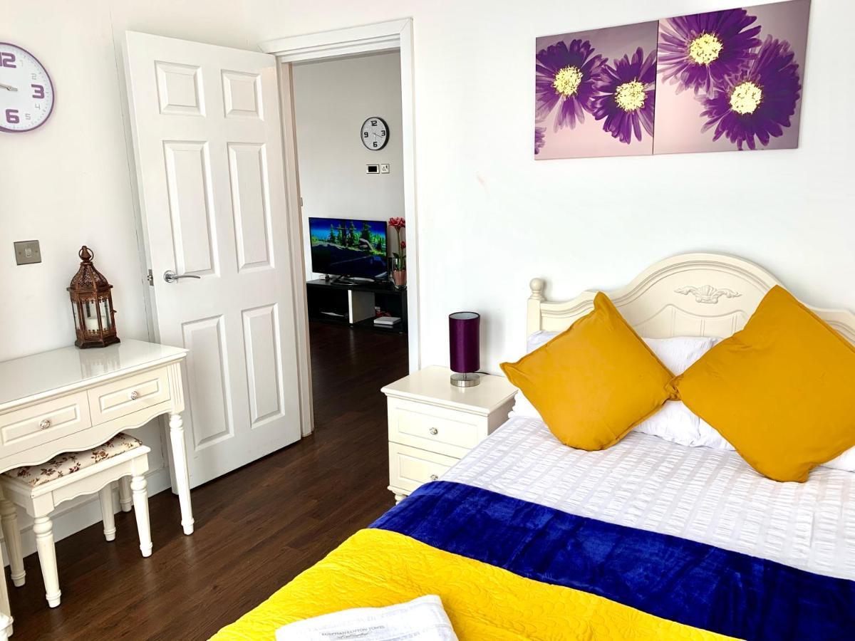 2-Bedrooms Apartment, Lounge, Balcony London