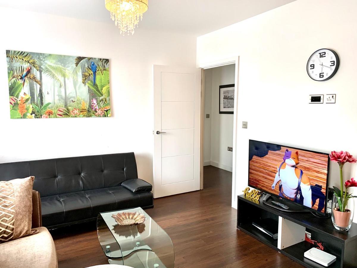 2-Bedrooms Apartment, Lounge, Balcony London