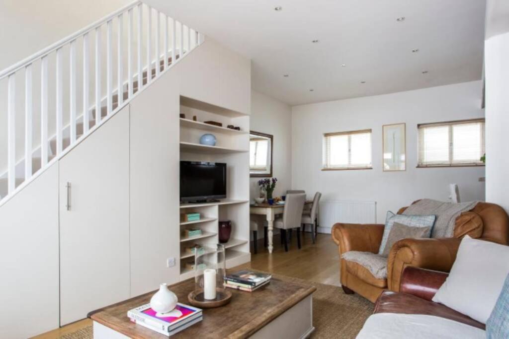 Beautiful Mews House, Conduit Mews, Paddington, W2 *