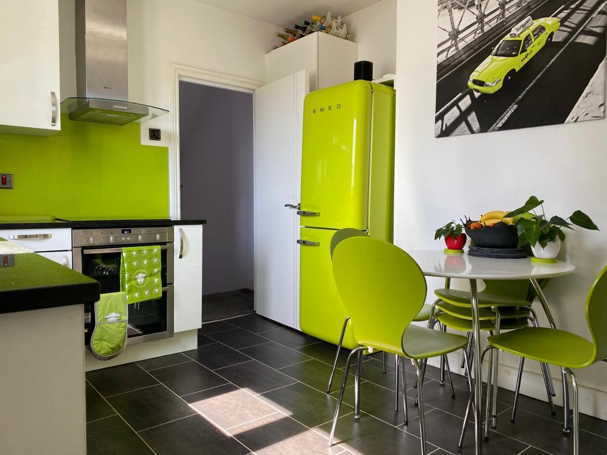3 Bed In Colliers Wood Apartment *