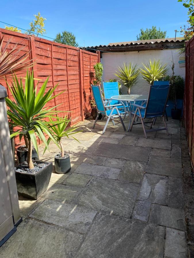 3 Bed In Colliers Wood Apartment *