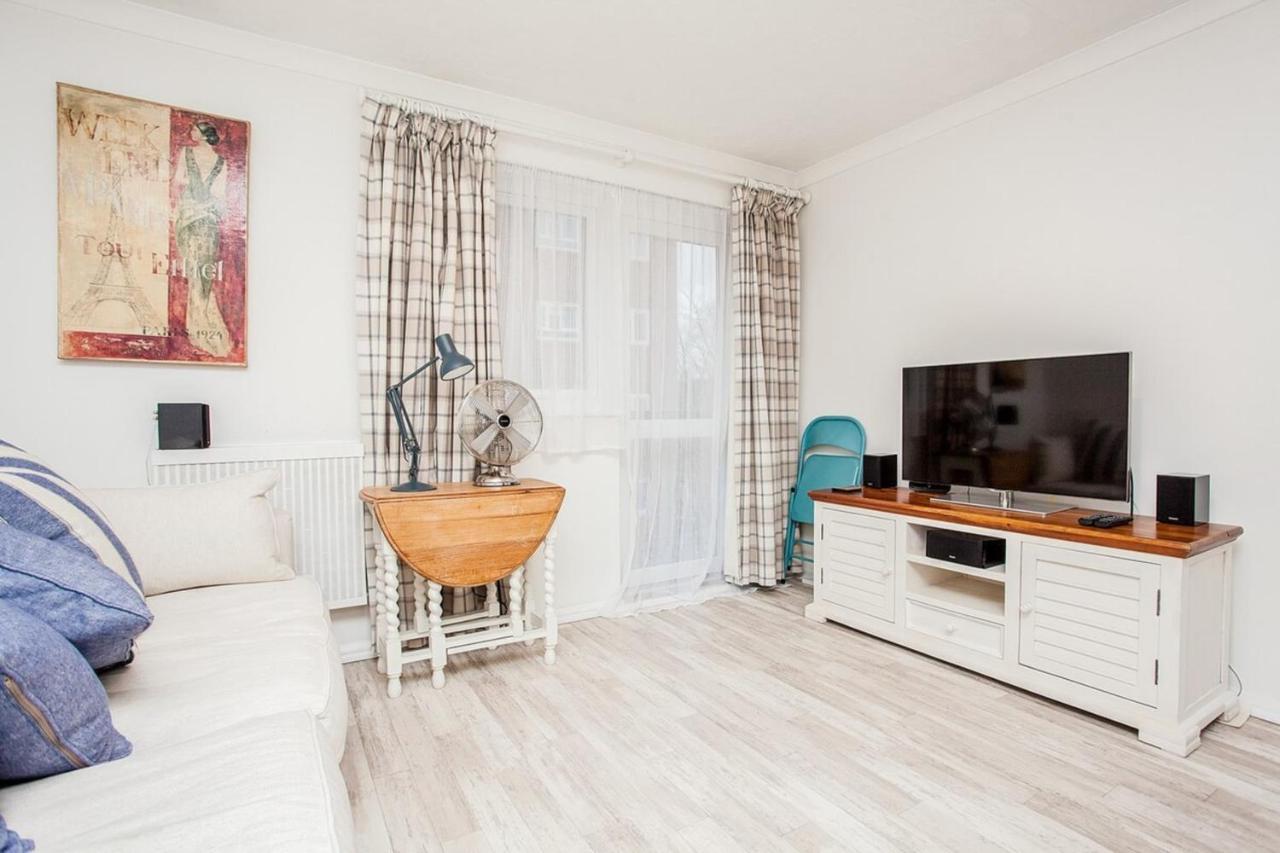 Modern And Spacious 1 Bedroom With Balcony Appartement Londen