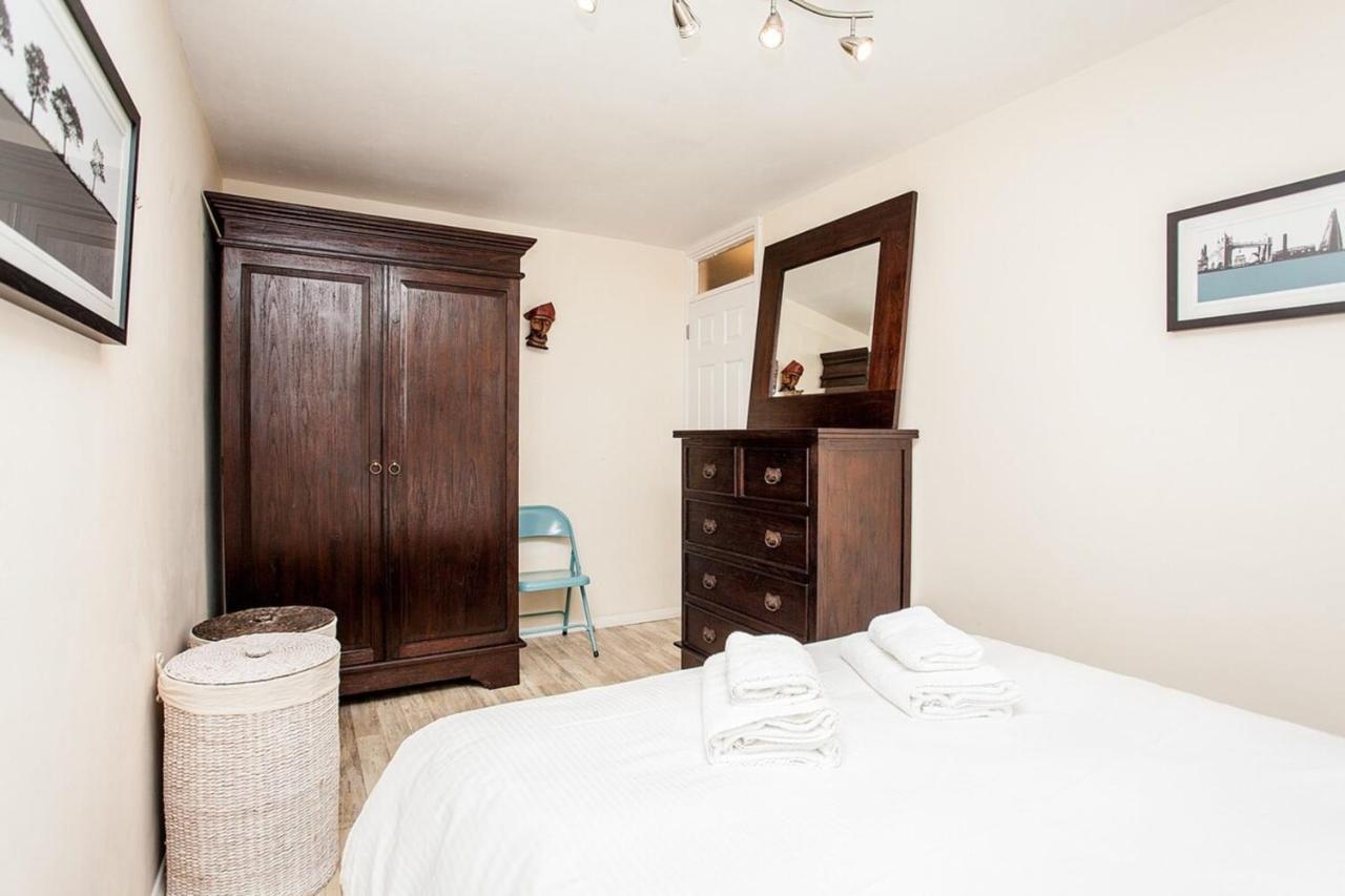 Modern And Spacious 1 Bedroom With Balcony Appartement Londen