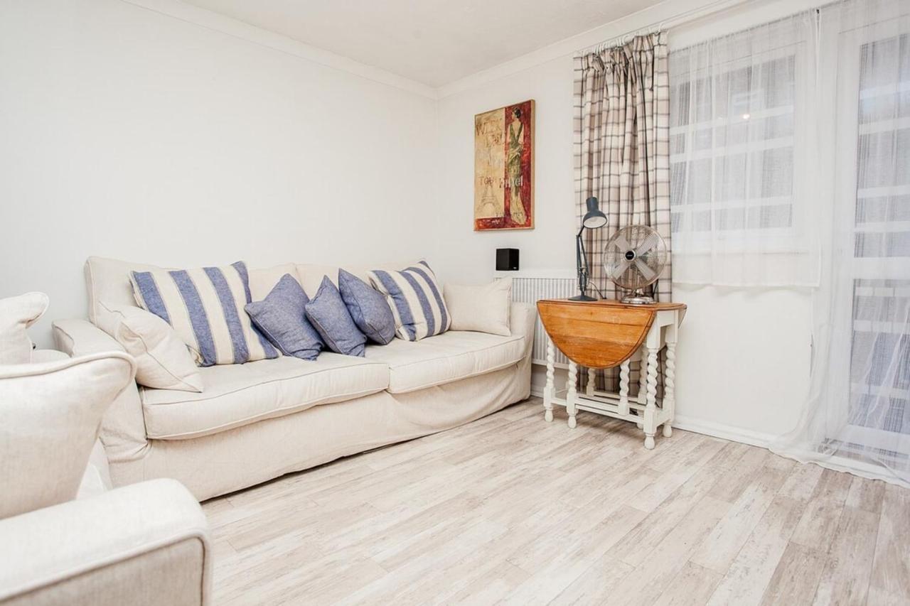 Modern And Spacious 1 Bedroom With Balcony Londen