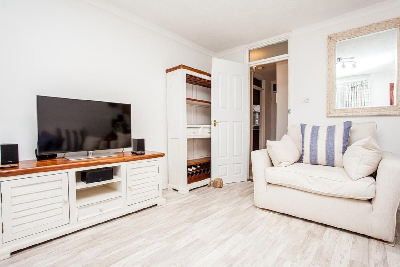 Appartement Modern And Spacious 1 Bedroom With Balcony Londen