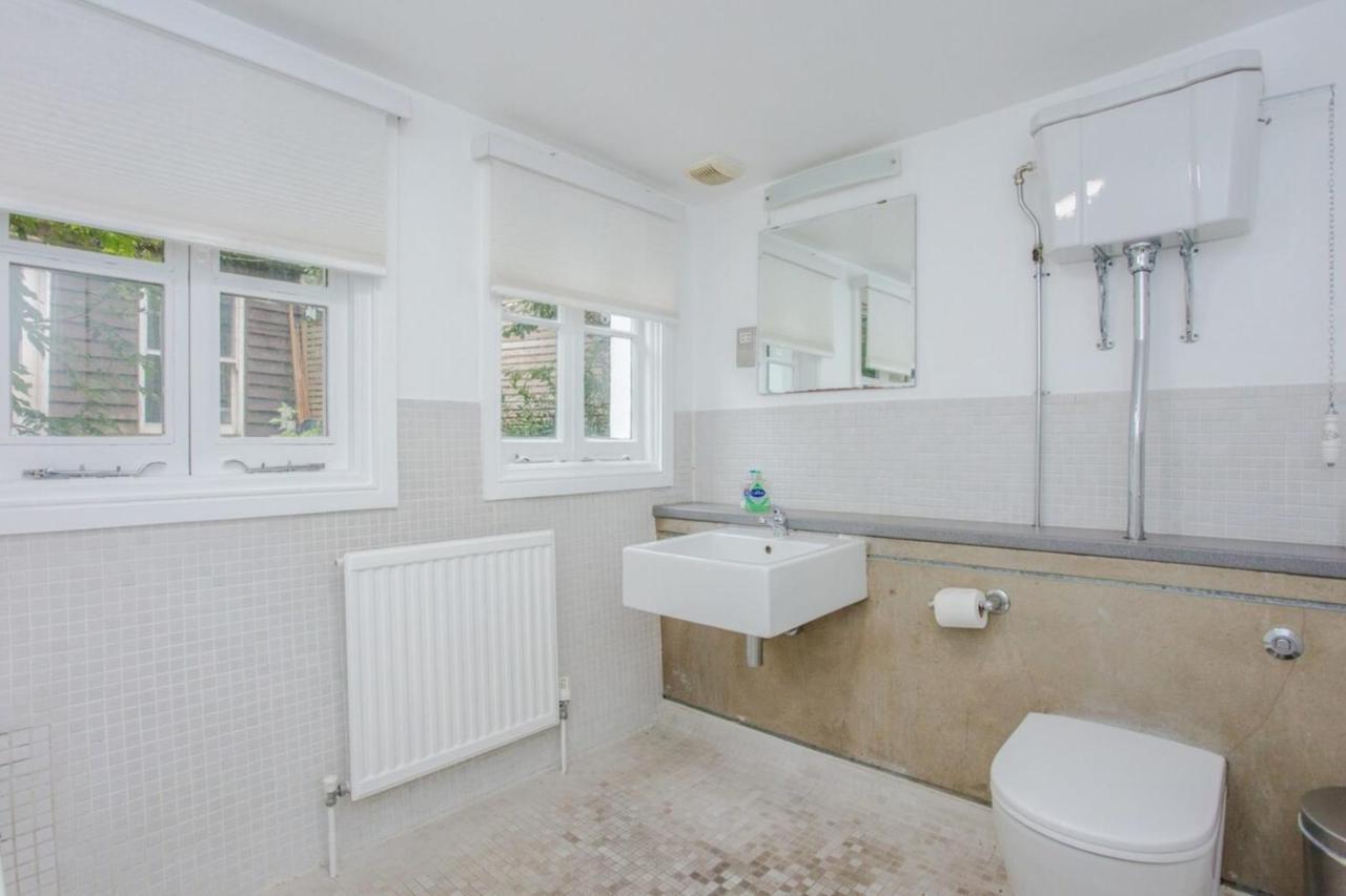 Spacious 2 Bedroom Flat For 6 - 10 Mins From Central * Londen