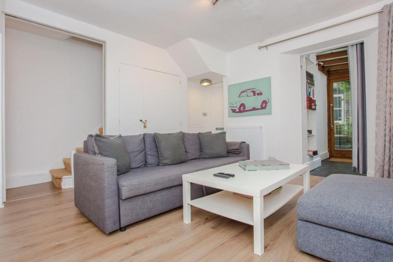 Spacious 2 Bedroom Flat For 6 - 10 Mins From Central Appartement Londen