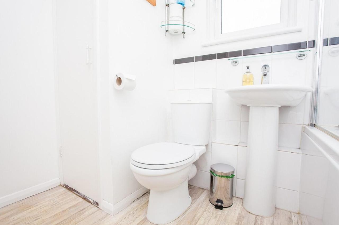 Modern And Spacious 1 Bedroom With Balcony Appartement Londen