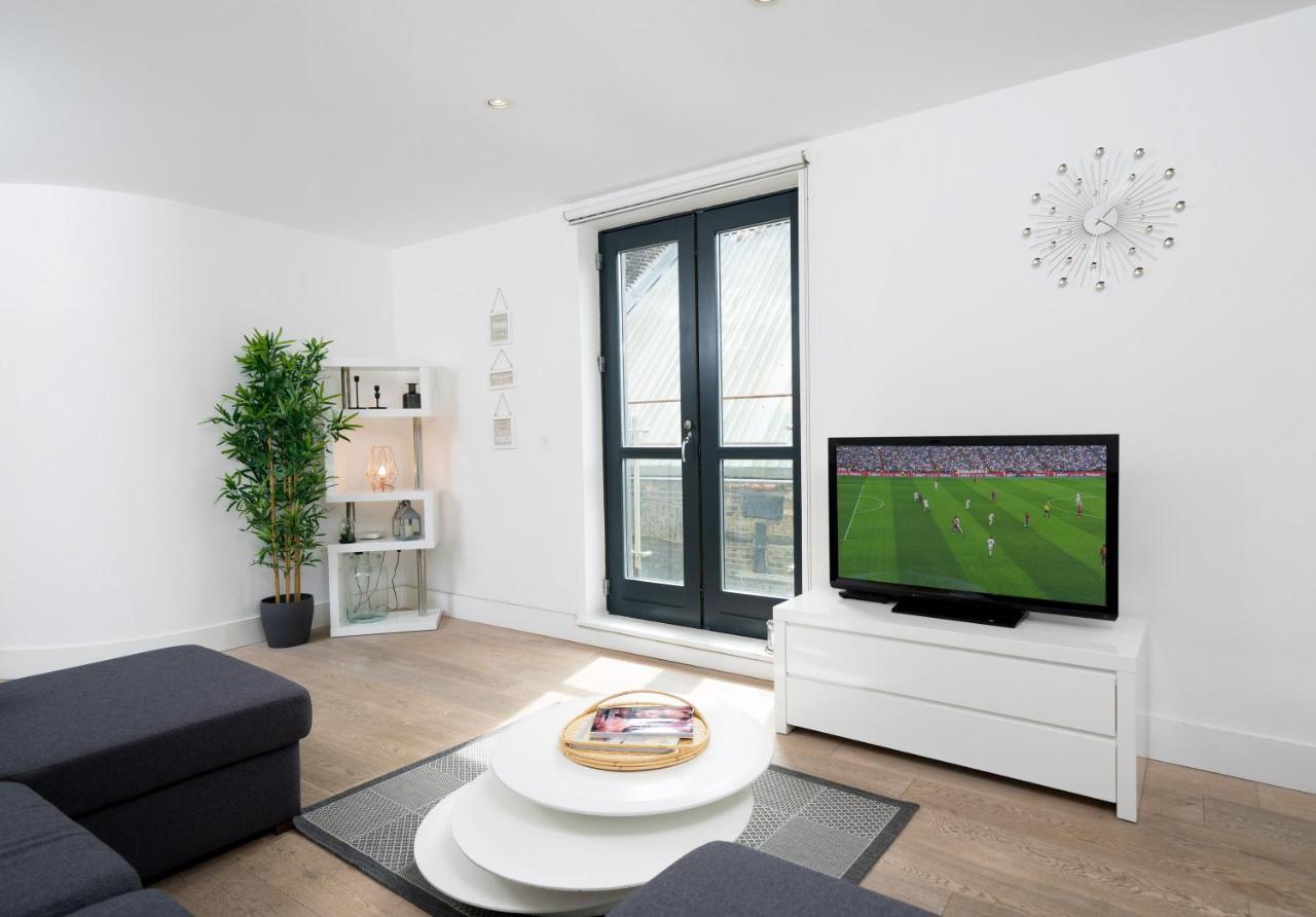 Spacious 2 Bedroom, 3 Beds 2,5 Bathroom, Trafalgar Square Apartment *