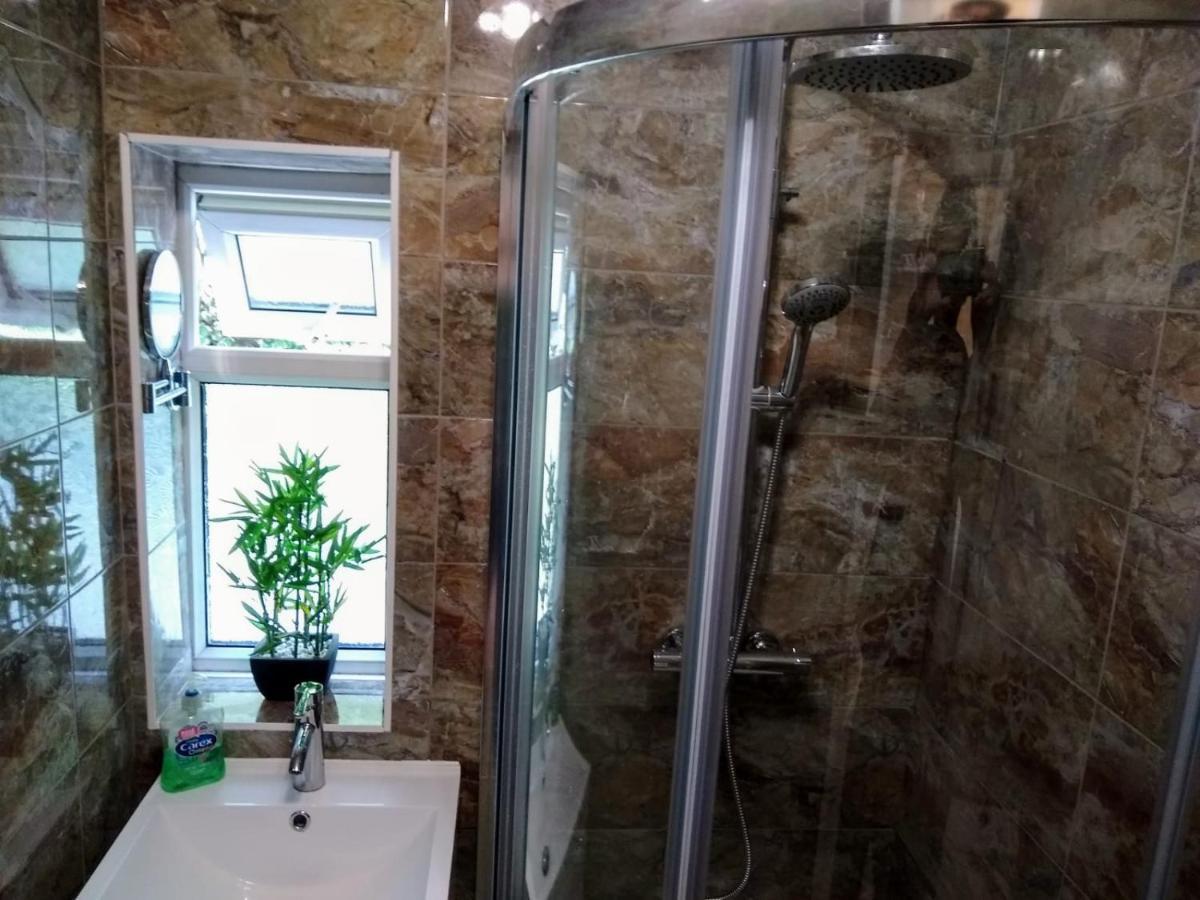 Acton Roomz Guest house London