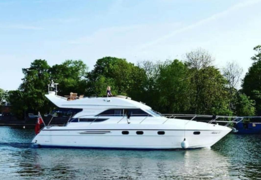 Yacht -central St Kats Dock Tower Bridge Londres