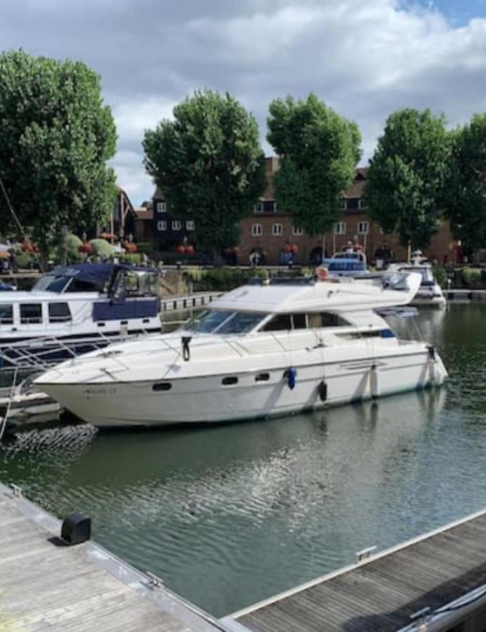 Yacht -central St Kats Dock Tower Bridge Hotel en barco