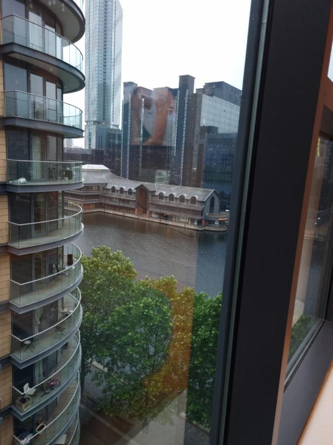 Waterside Canary Wharf Apartment
