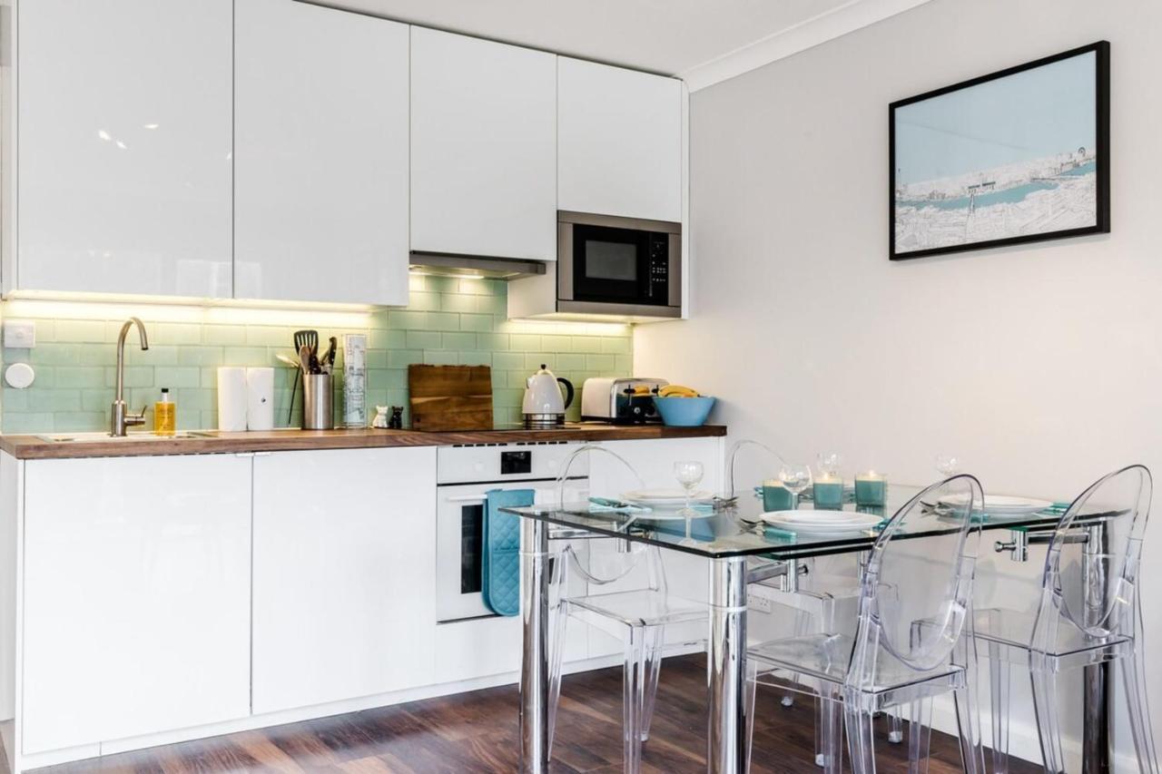 Lovely 2 Bedroom Near South Bank Apartment *
