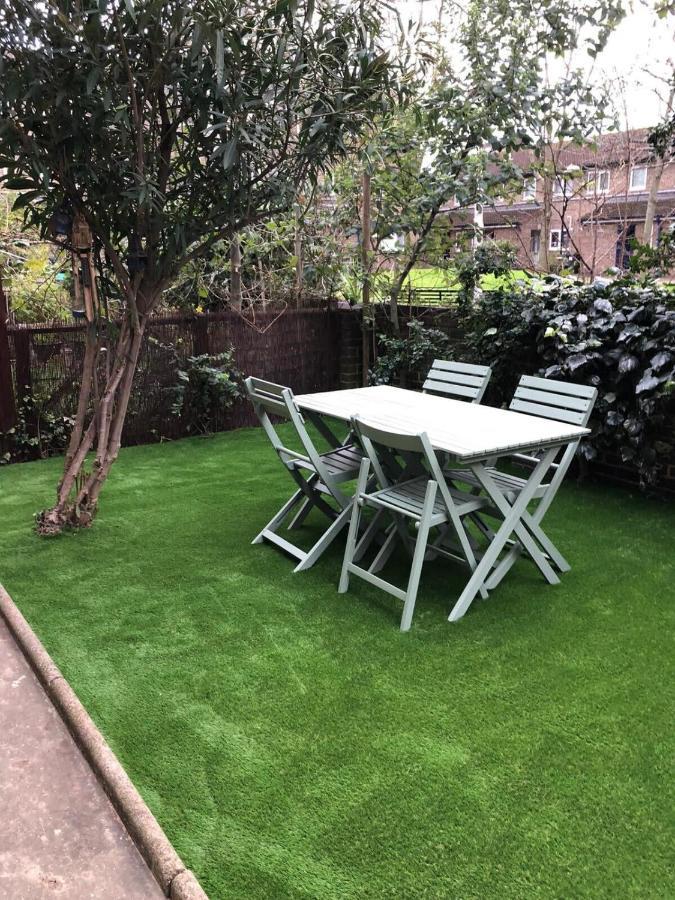 Lovely 2 Bedroom Near South Bank Apartment *