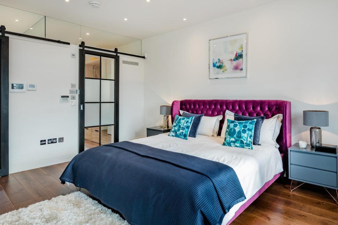 Superb 3 Bed/bath Luxury + Ibiza Roof Terrace Appartement Londen