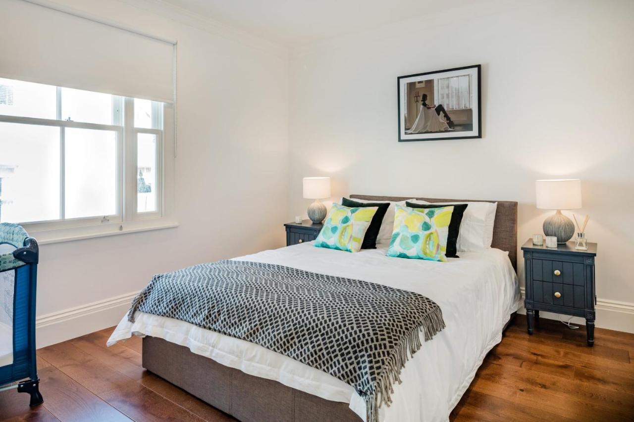 Superb 3 Bed/bath Luxury + Ibiza Roof Terrace Appartement Londen