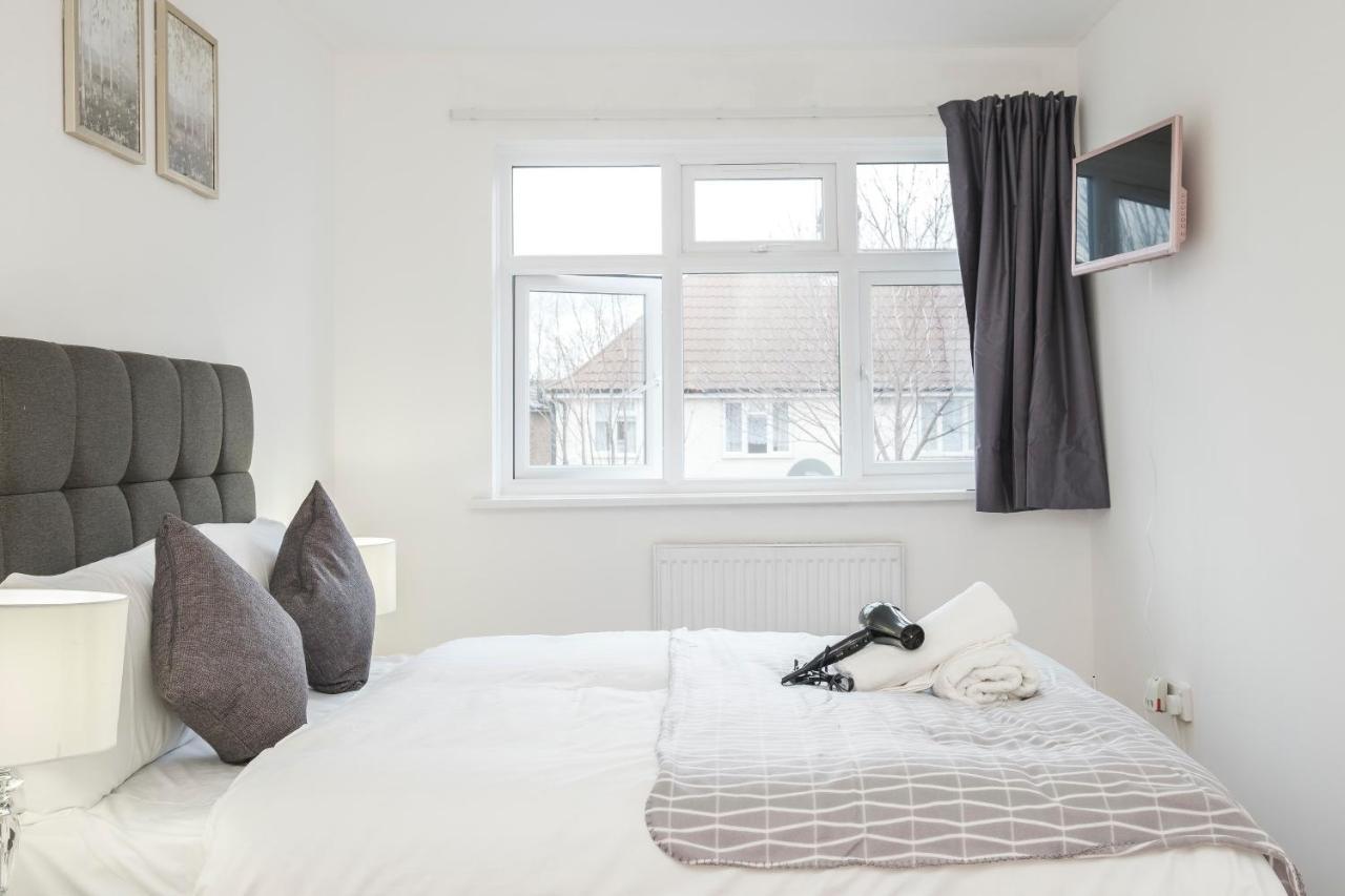 Spacious 3 Bed 1 Bath Hse W Guest Toilet W Parking Near Excel - E16 Londen