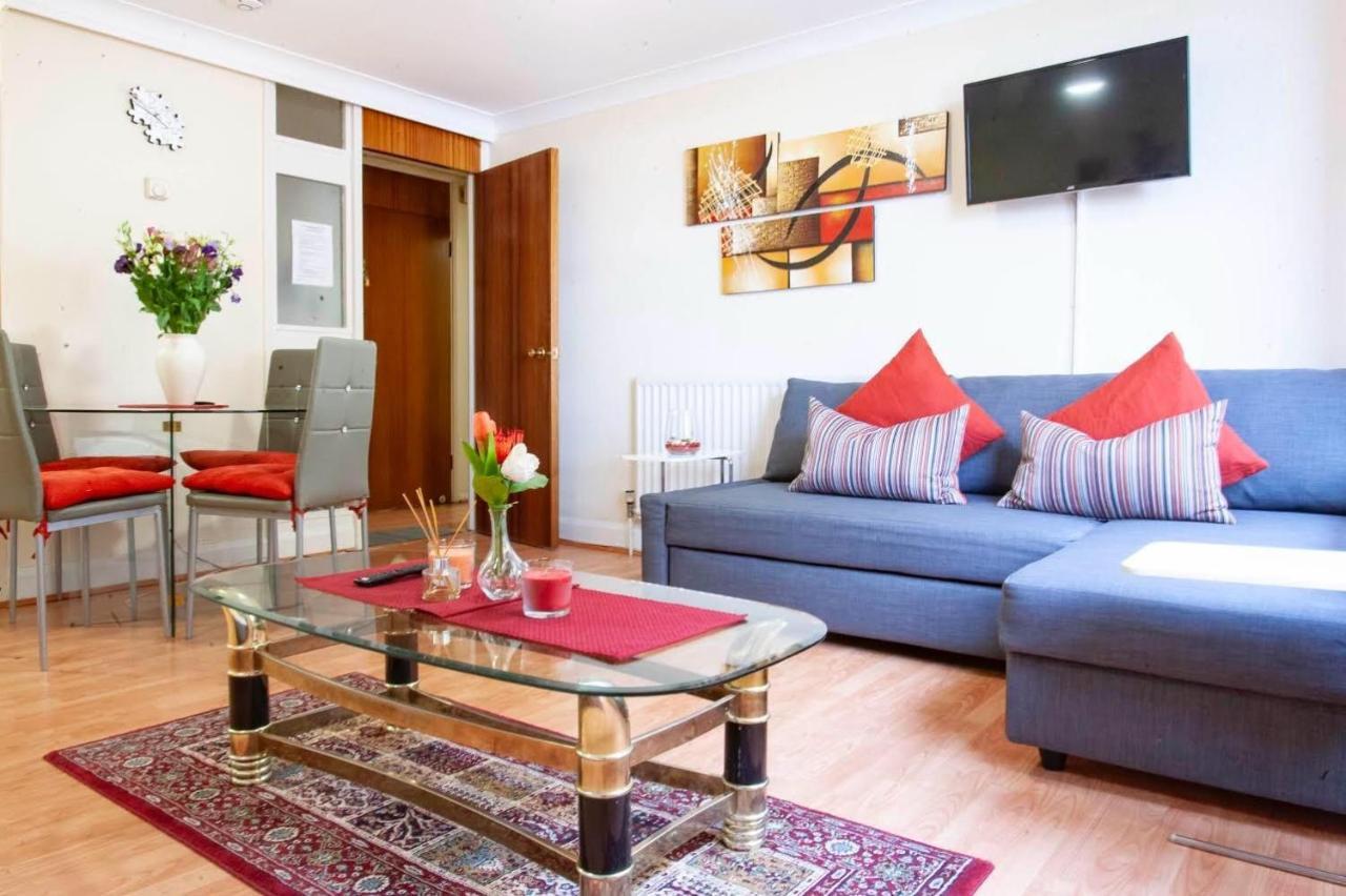 Stylish By Hyde Park Apartment