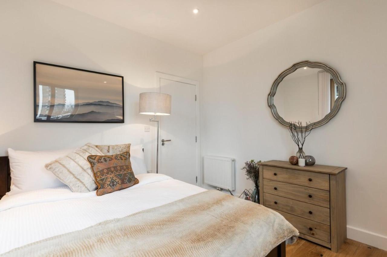 Modern & Designed 2 Bed Penthouse Apt Sleeps Five * Londres