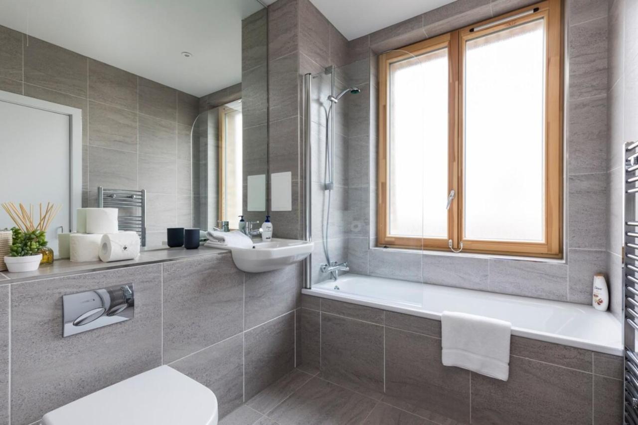 Modern & Designed 2 Bed Penthouse Apt Sleeps Five Apartamento *