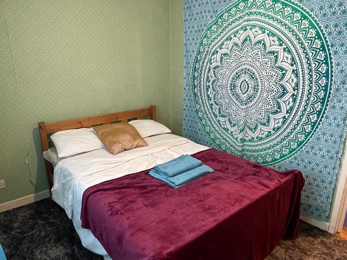 Home Away From Home, Entire 1-4 Bed Property Apartment *