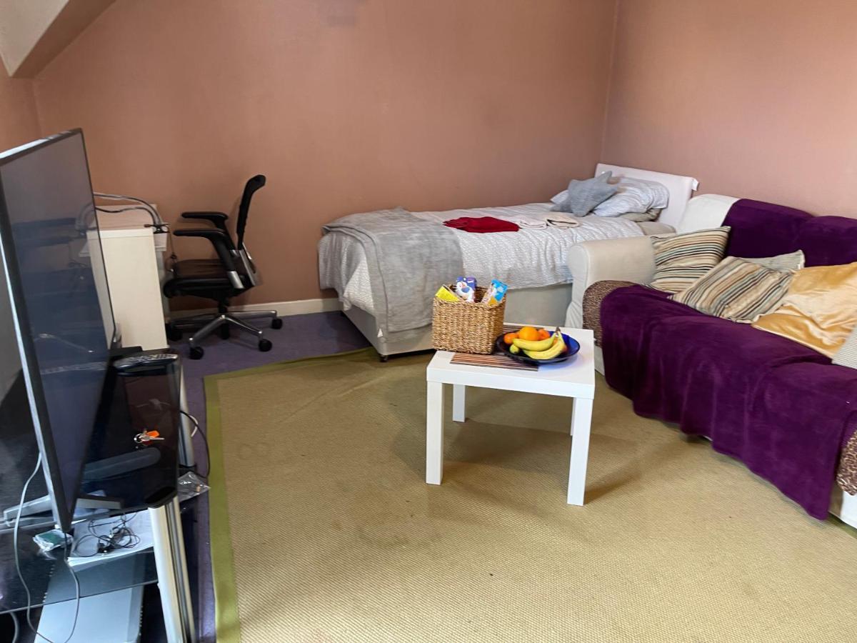 Apartment Home Away From Home, Entire 1-4 Bed Property