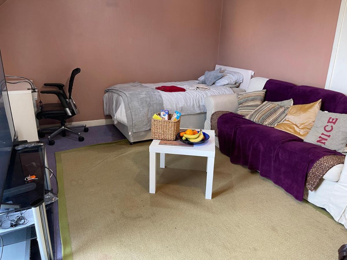 Home Away From Home, Entire 1-4 Bed Property * London