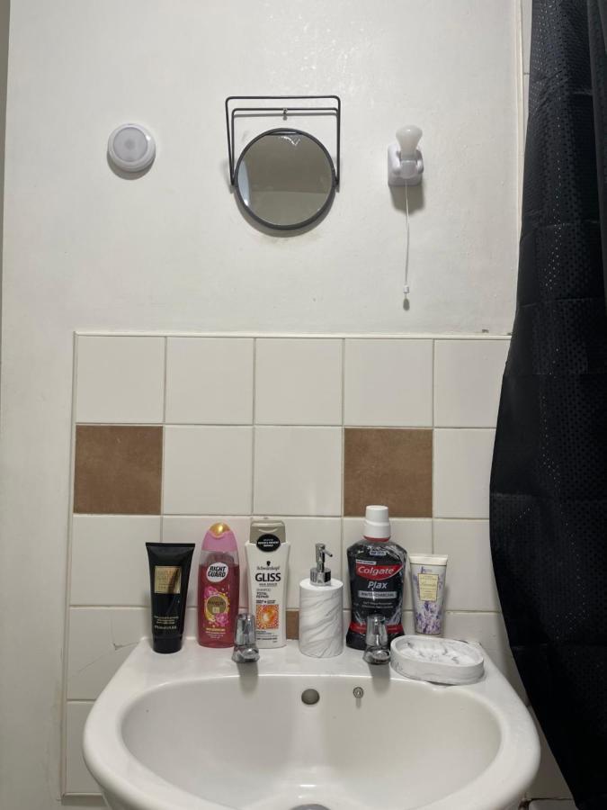 Home Away From Home, Entire 1-4 Bed Property Apartment *