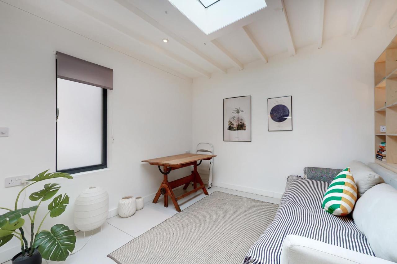 Spacious Flat In Forest Gate Londres