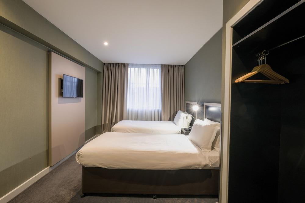 Sleeper At Royal National Hotel 4*