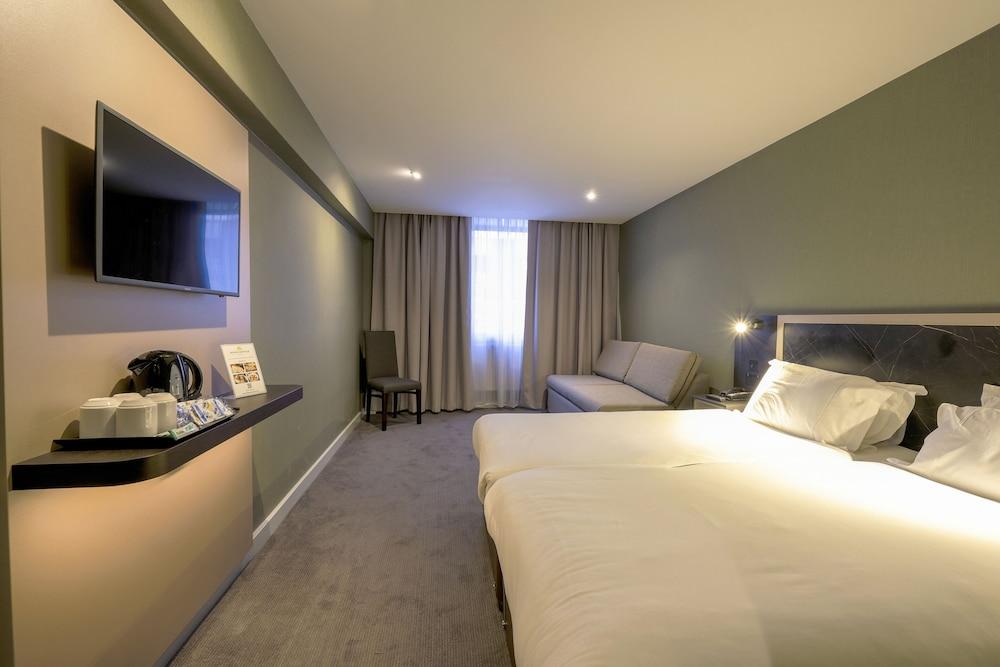 Sleeper At Royal National Hotel