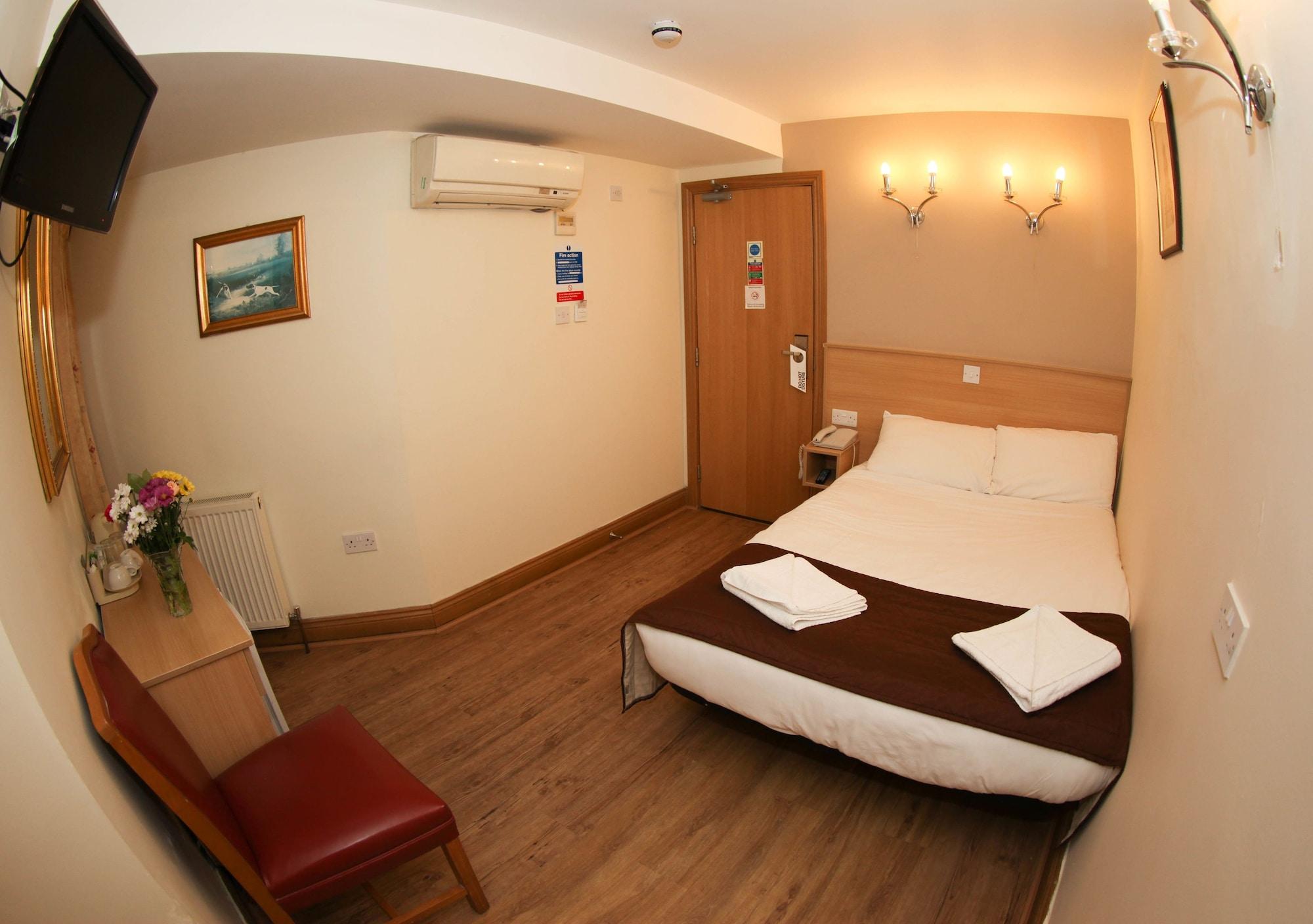 Holland Court 3*