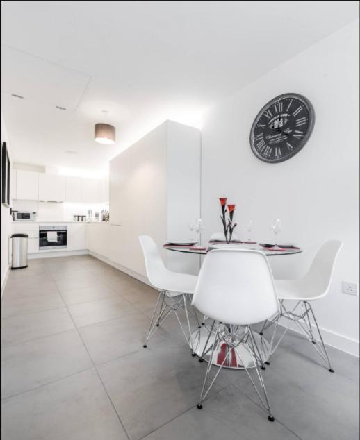 Stunning 2 Bed 2 Bath In Clerkenwell Apartment London