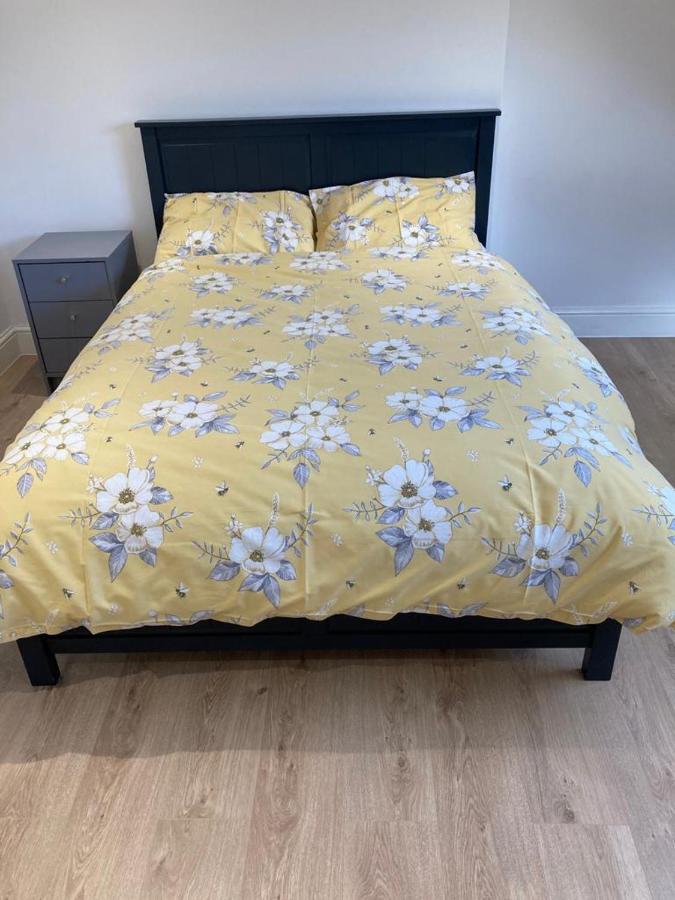 Apartment Snug 5-bedroom Residential In Great London