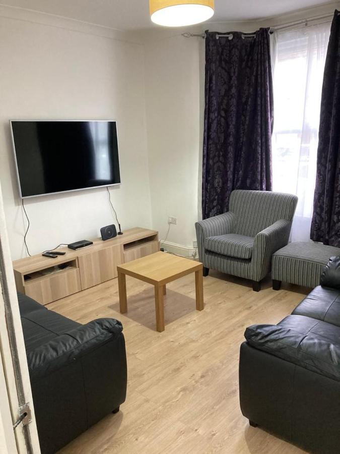 Apartment Snug 5-bedroom Residential In Great London