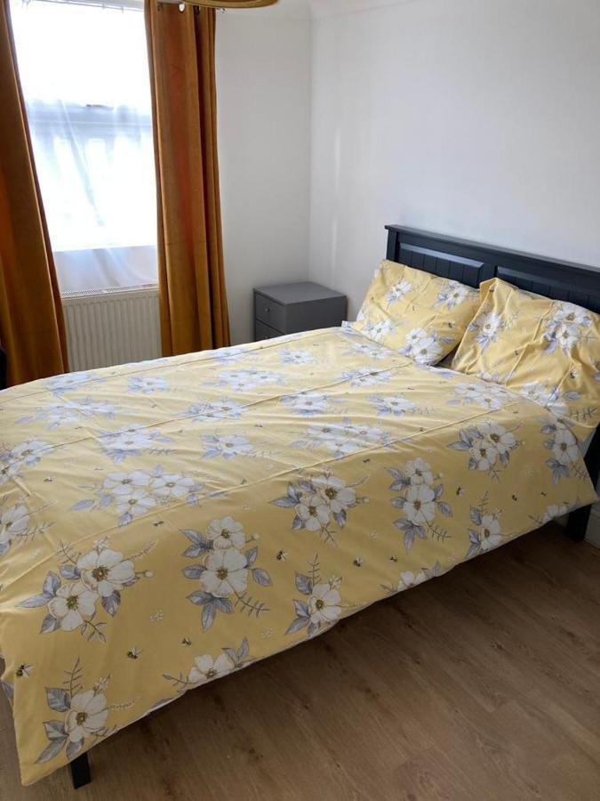 Snug 5-bedroom Residential In Great * London