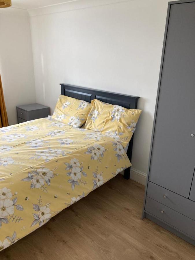 Snug 5-bedroom Residential In Great Apartment London