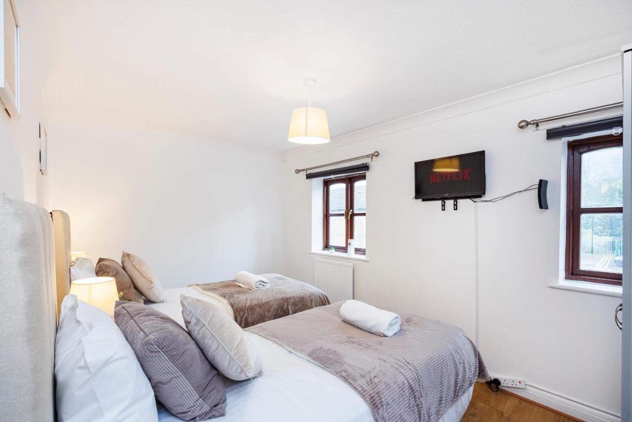 Lovely 2 Bd Hse With Parking Near Excel Apartment