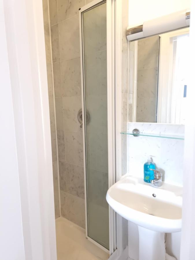 F20- 4th Floor Studio Fits 2 Near Paddington * Londres