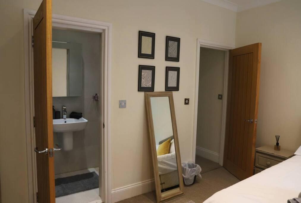 Victorian Charm: Spacious 3-bed Near Attractions Holiday home