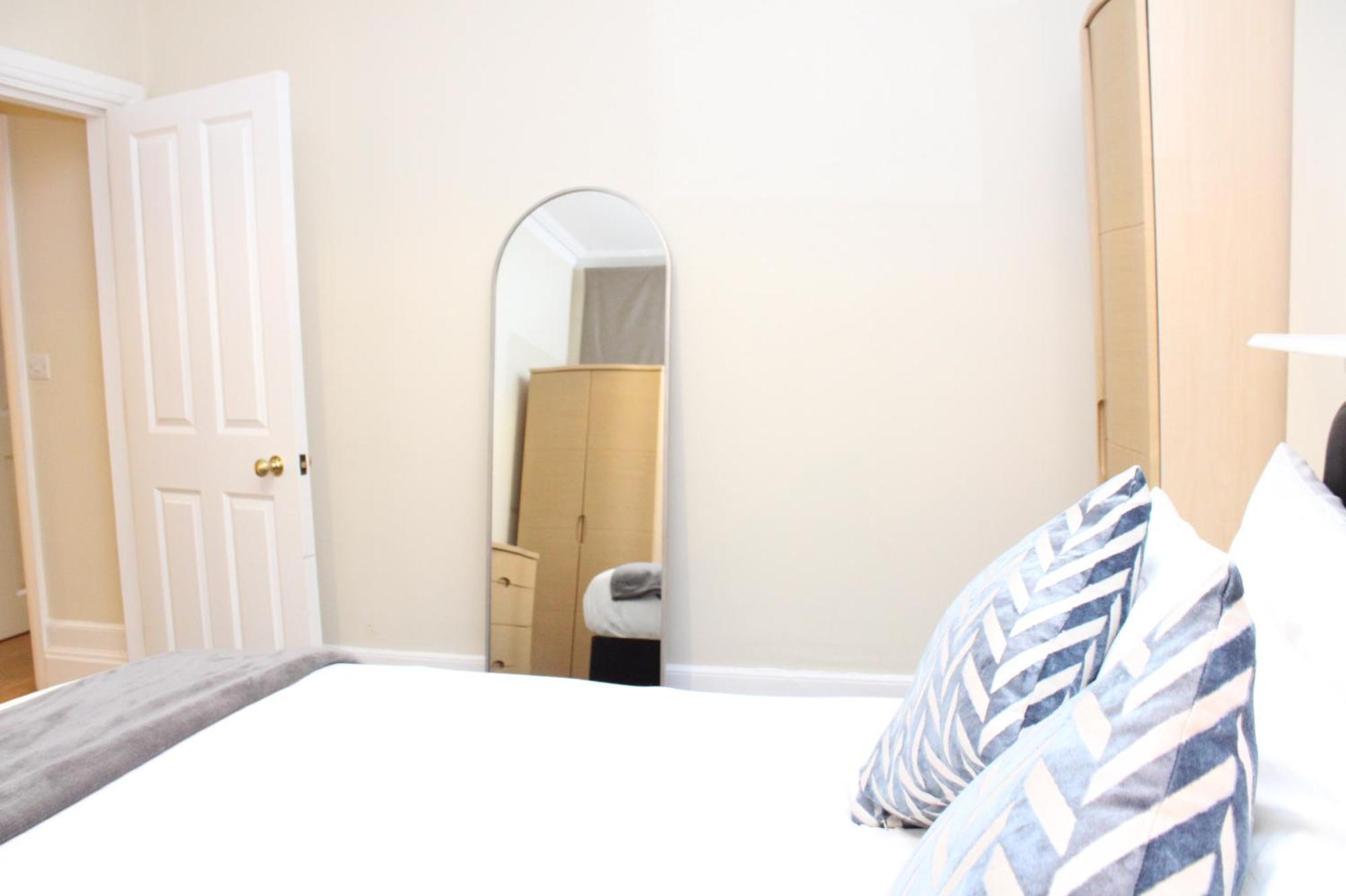 Leicester Square Apartment *