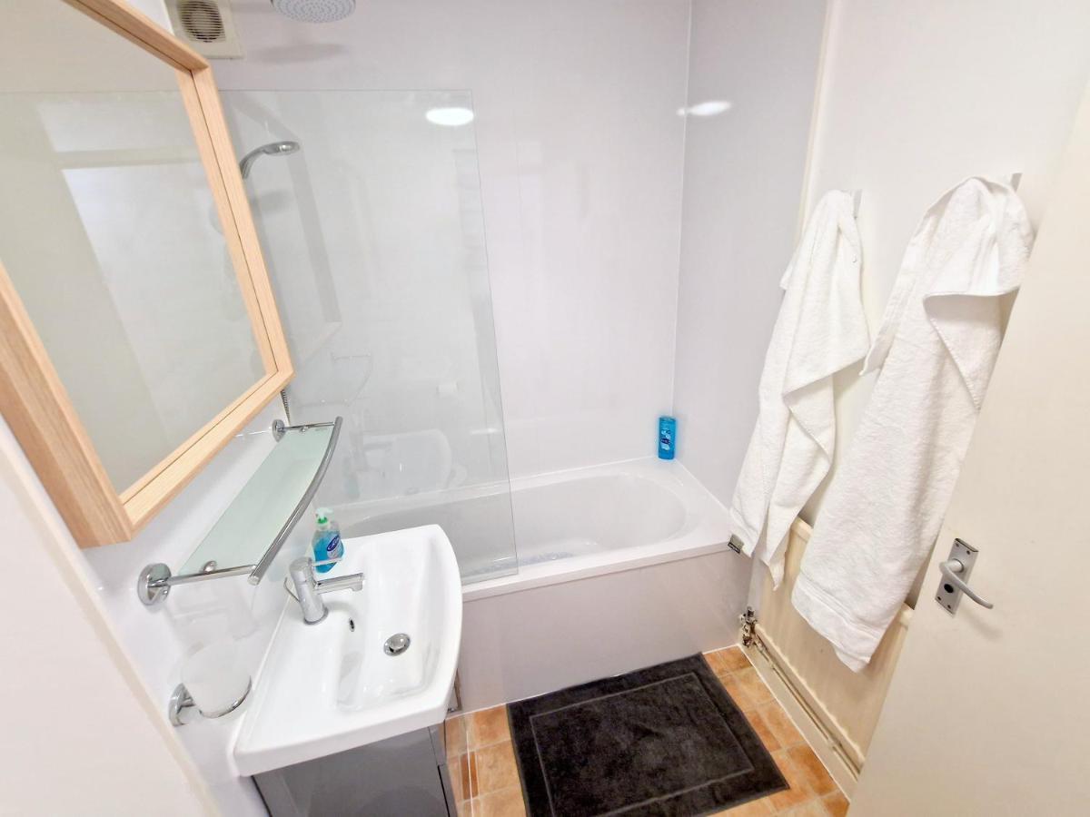 Apartment Flat In Battersea, 5 Minutes From Clapham Junction Station
