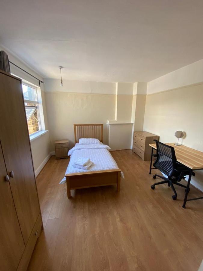 Appartement Cheerful 3 Bedroom House Just Across Tube Station Londen